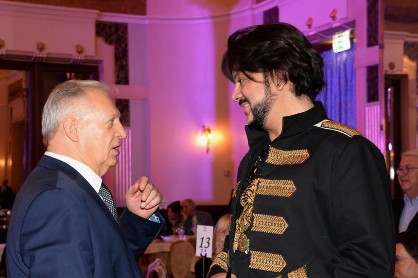 Женился на молодой певице: бывший муж Пугачевой показал публике новую семью