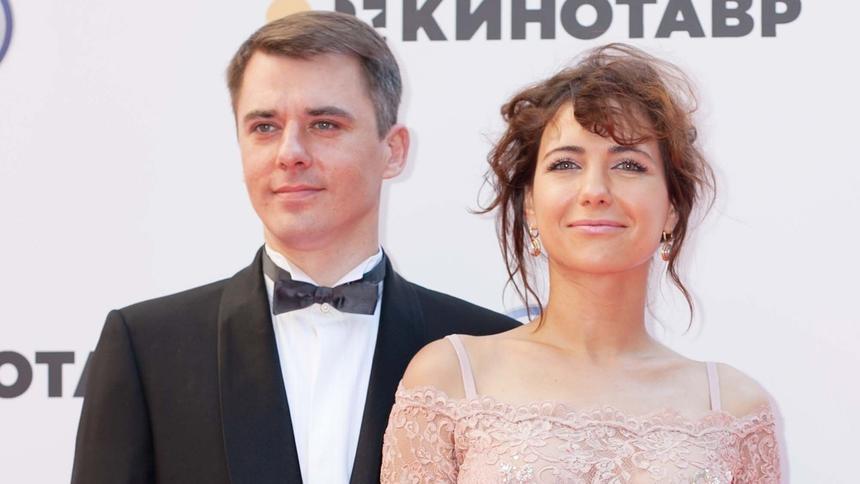 «Брэд Питт нервно курит в углу»: 16-летний сын Климовой и Петренко стал секс-символом в Сети