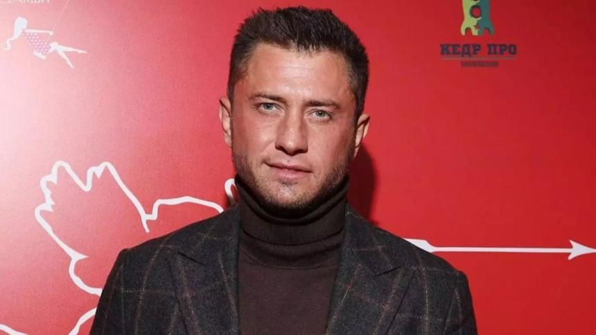 Нашли в Москве-реке: Павел Прилучный прямо в одежде прыгнул в ледяную воду посреди ночи