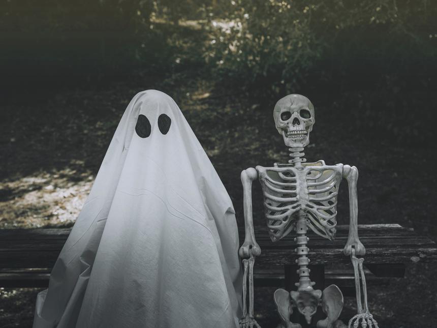 Смерть с косой: жители Кургана заметили странного водителя с кровавым манекеном ребенка