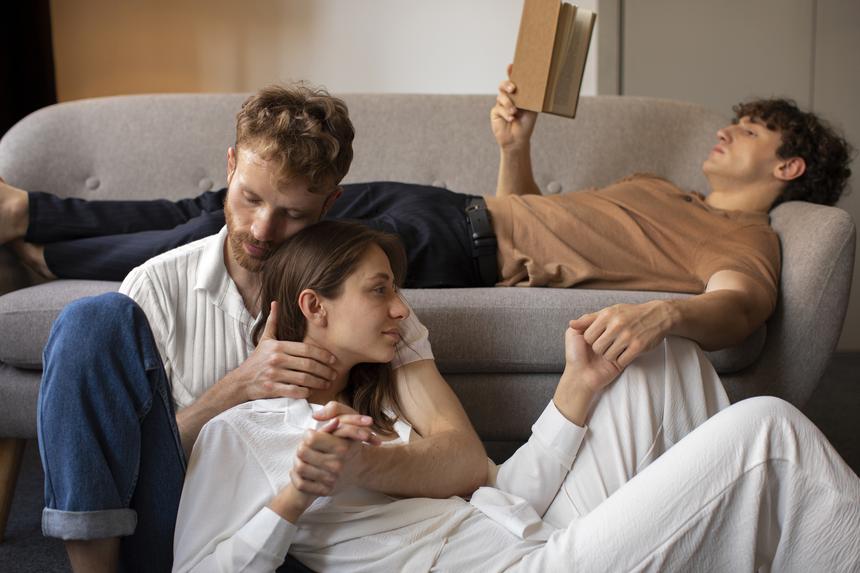 Свободные отношения: красивое название для измен или же новый формат семьи