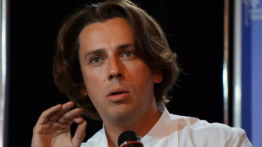 «Пластиковые зубы на потасканном лице»: Максима Галкина* назвали худшей версией Елены Воробей