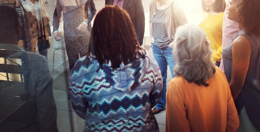 Спасла шапка с перьями совы: мать пошла на хитрость, чтобы исцеляющий других людей мальчик не умер сам