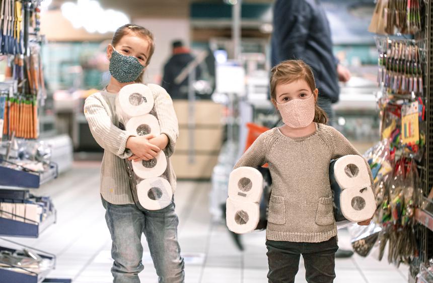 В Печатниках женщина выгуливала ребенка на поводке