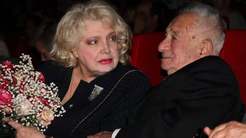 «Это приличные деньги»: стало известно, сколько платит МХАТ им. Горького живущей с кошками Дорониной