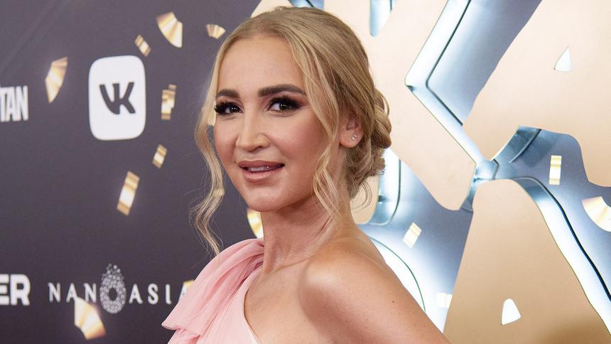 «Зубной щеткой оттереть?»: Бузова обиделась на обвинения в «брежневских» бровях