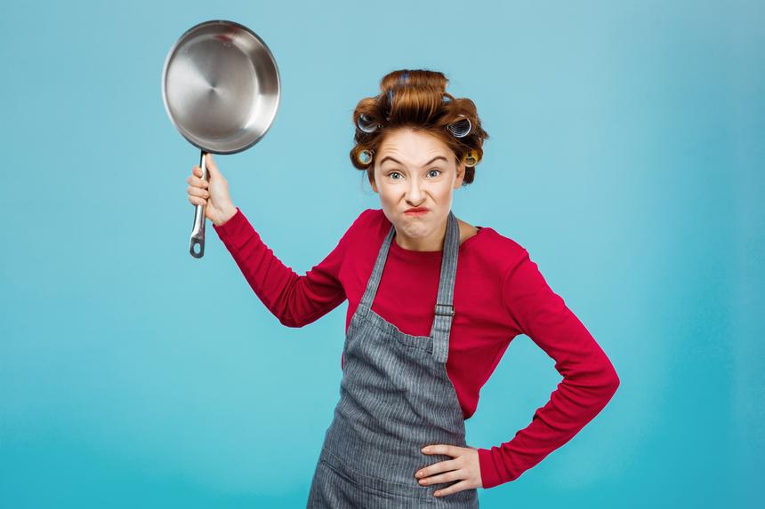 В Петербурге 75-летнего пенсионера жена до смерти забила сковородкой