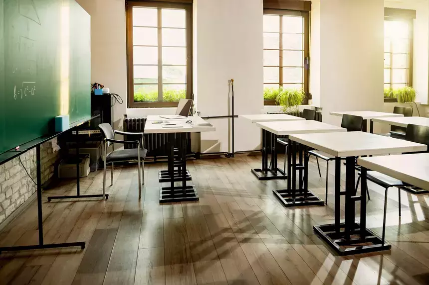 Требовал конфеты: пятиклассник из Нижнего Новгорода приковал себя цепью к столбу у школы