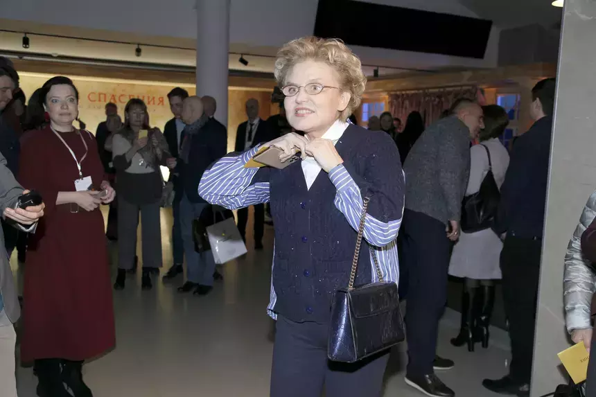 Разбила всю посуду: Елена Малышева устроила дебош на съемках шоу