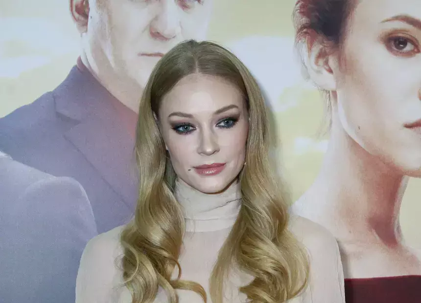 Трогал за шею и прижимал к себе: Ходченкову сняли в объятиях известного актера