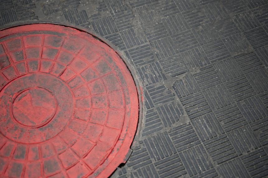 Мать спасенной из люка в Выборге девочки до сих пор не может рассказать о смерти ее друга