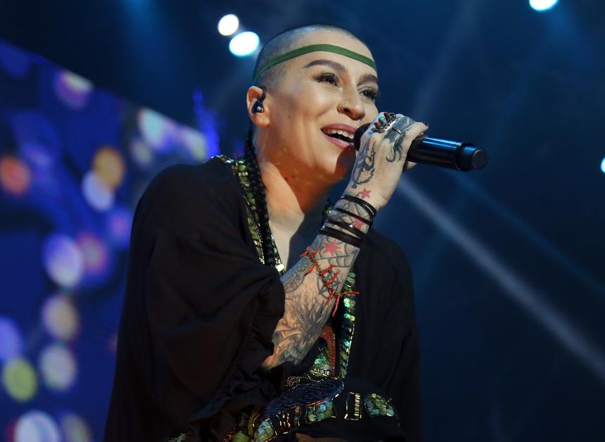 После депортации из РФ Наргиз Закирова распродает собственность в Сети за 123 тысячи рублей