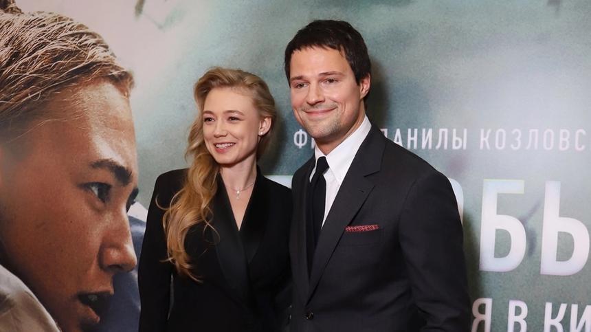 Козловский – офисный клерк, а Акиньшина в униформе учителя: образы звезд на премии МХТ им. Чехова