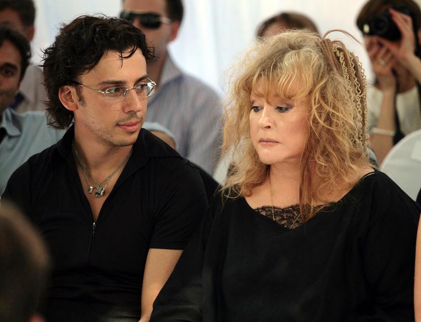 Постарались соседи: на пути к продаже замка Пугачевой в деревне Грязь появилось препятствие