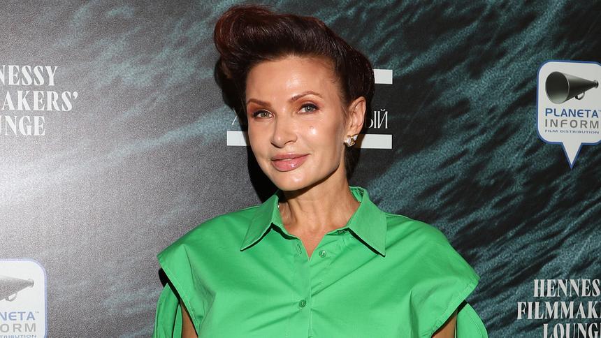 «Он ползает по лицу»: Эвелина Бледанс стала жертвой неудачной косметологической процедуры