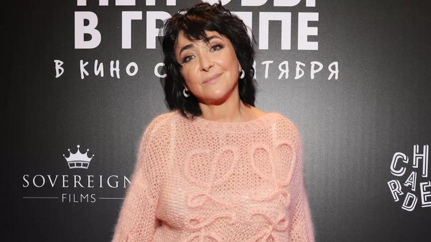 59-летняя певица Лолита призналась, что уже 12 лет ездит на гастроли со шприцами