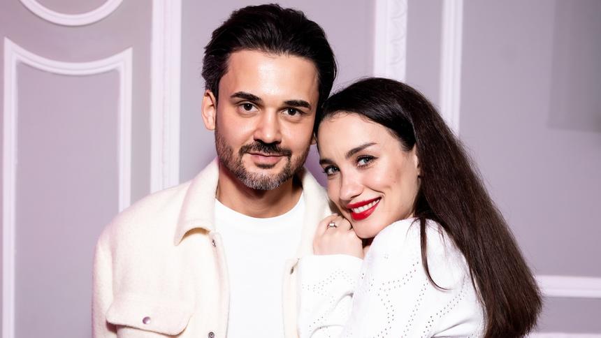 Дайнеко закинула на бойфренда ногу, а Макеева блеснула декольте: звезды посетили премьеру фильма «Мое прекрасное несчастье»