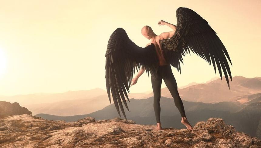 Сбросил крылья и полез драться: потасовка «ангела» и прохожего попала на видео