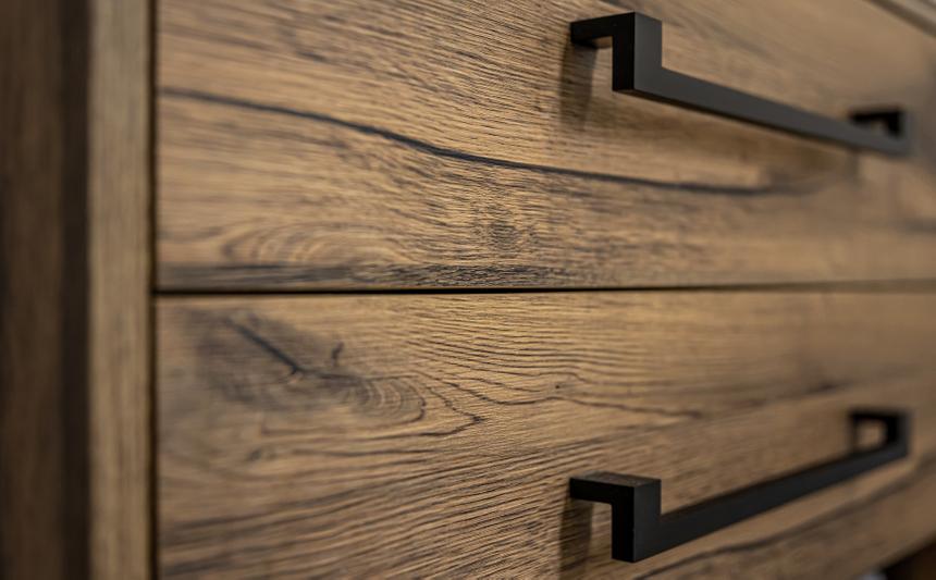 Злоупотребляющую алкоголем москвичку насмерть придавило шкафом в собственной квартире