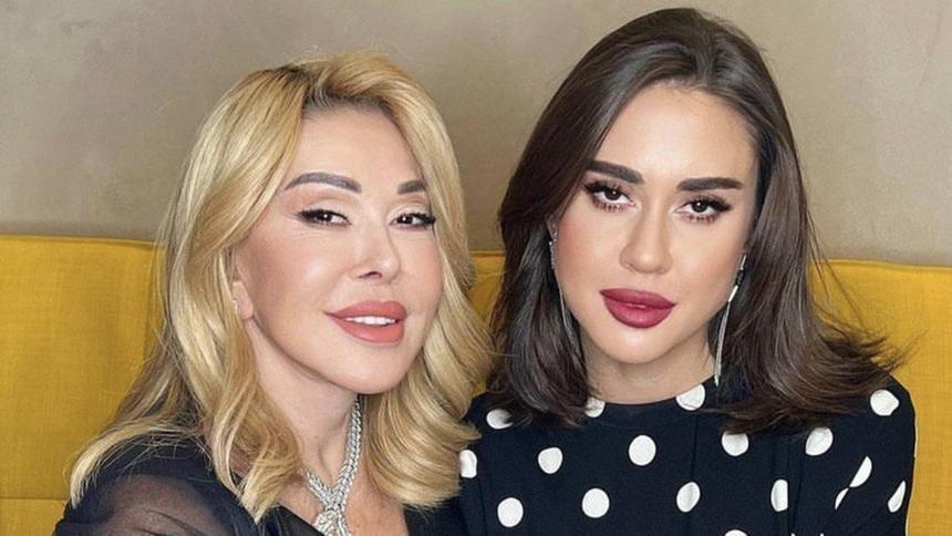 У 69-летней Любови Успенской во время выступления разошелся костюм на животе