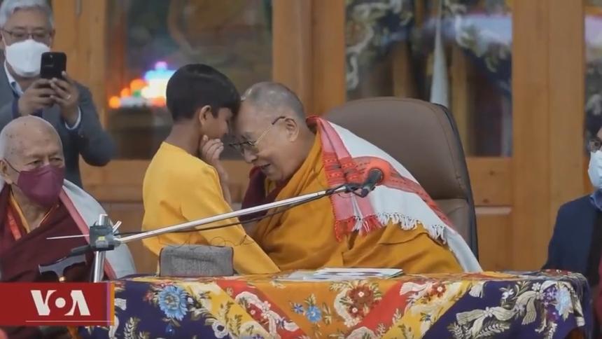 Далай-лама попросил маленького мальчика пососать ему язык и попал на видео