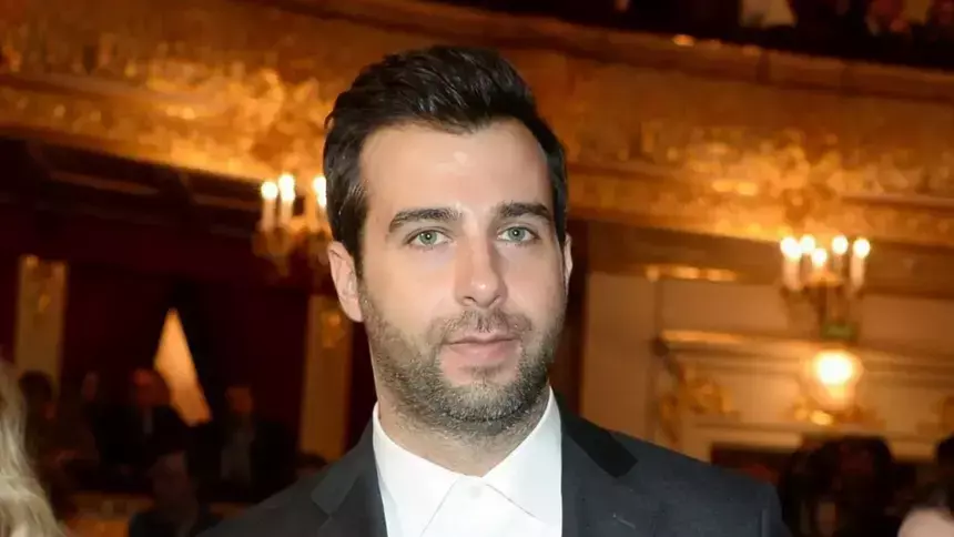 Подрабатывает: резко постаревший Иван Ургант играет на пианино в переходе