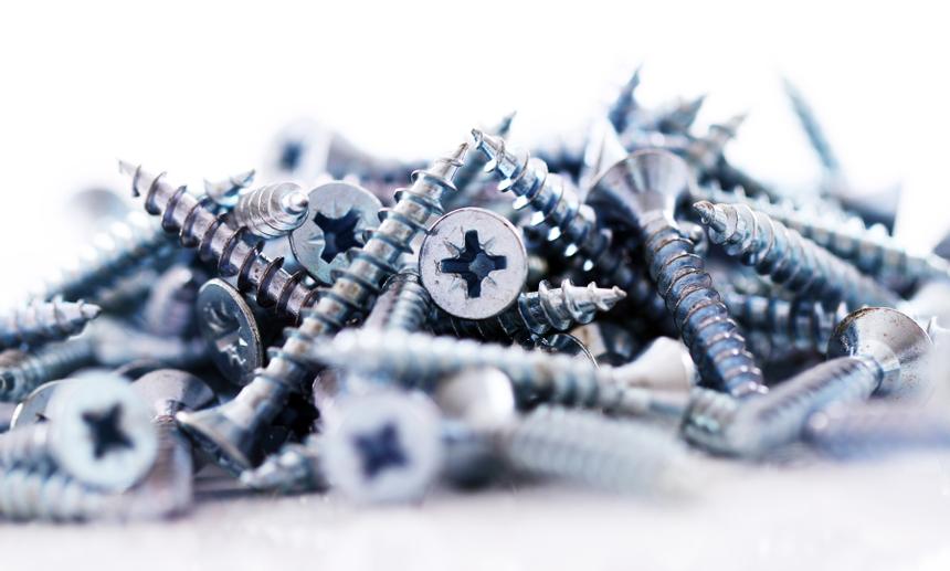 Неизвестные вандалы в Москве засыпали футбольное поле саморезами