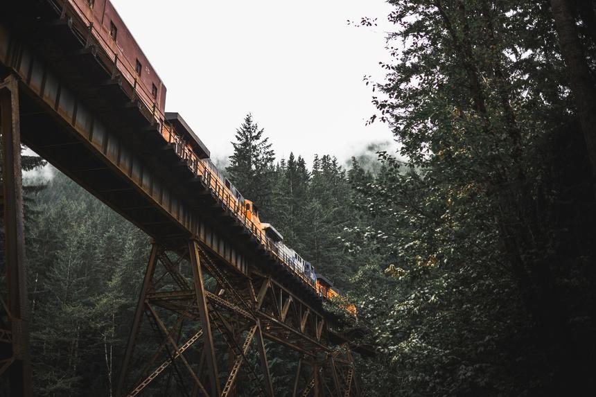 Тело женщины с полной сумкой успокоительных найдено около железной дороги