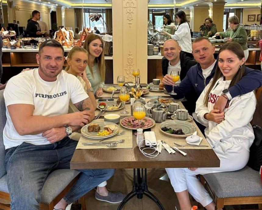 «Клуб злых бывших»: в Сети высмеяли Курбана Омарова и Дмитрия Тарасова за совместный отдых