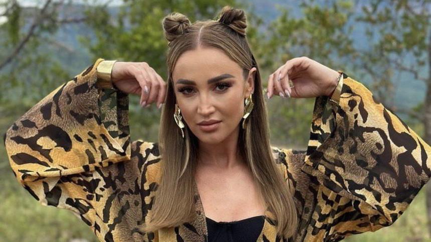 «Может, теперь со мной?»: Бузова сделала странное предложение режиссеру фильма «Вызов»