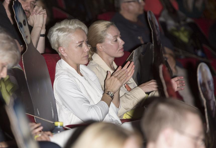 Дарья Мороз покинула церемонию: как вели себя жены Константина Богомолова на прощании с его отцом