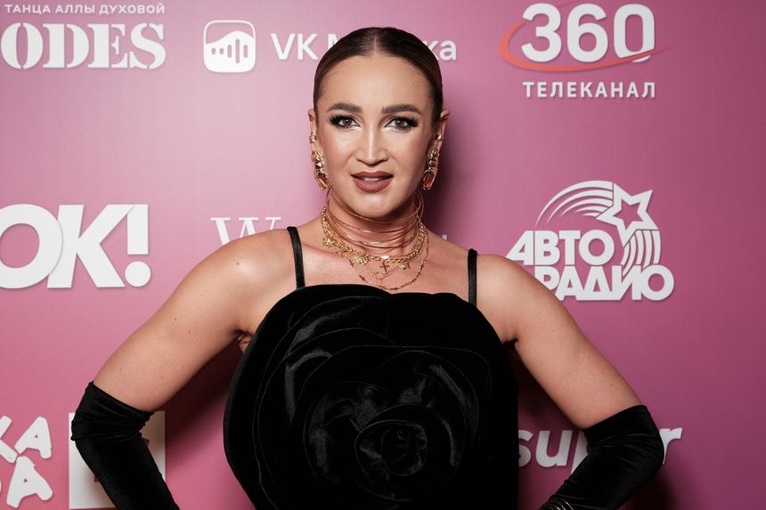 Рассуждающая о футболе в полупрозрачном боди Ольга Бузова подверглась критике в Сети