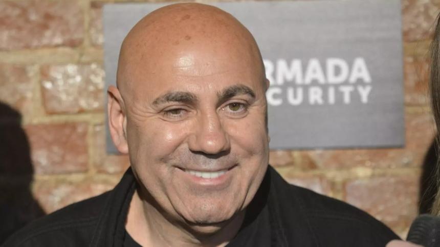 Иосиф Пригожин удивил поклонников новым фото с густыми кудрявыми волосами на голове