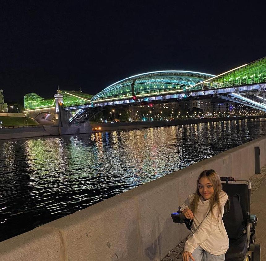 «Меня можно любить и хотеть»: бьюти-блогер с синдромом Олбрайта Лили Ло о разрушении стереотипов