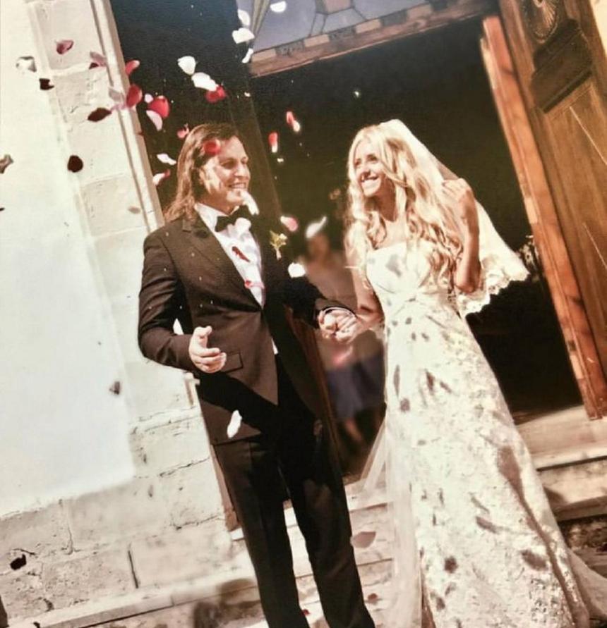 Эмигрировавший Александр Ревва предъявил свадебное фото с молодой блондинкой