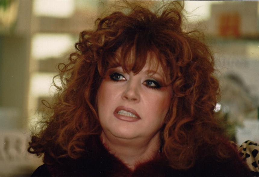 Замок не продан: Алла Пугачева продолжает тратить на дом в Грязи более 1 млн в месяц