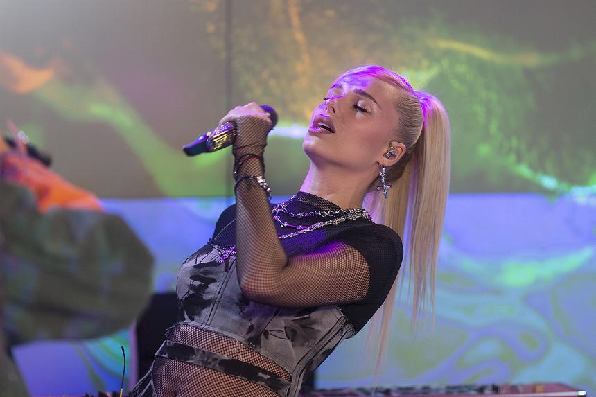 «Любая должна понять»: недавно родившая певица Ханна рассказала, почему плачет по ночам