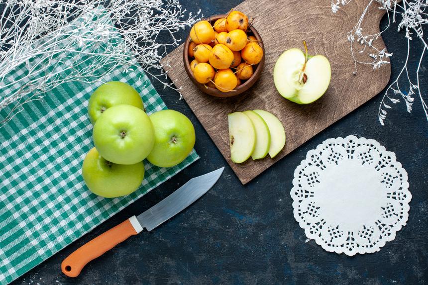 Вернувшийся из тюрьмы сын убил мать и порезал отчима ножом во время застолья в Казани