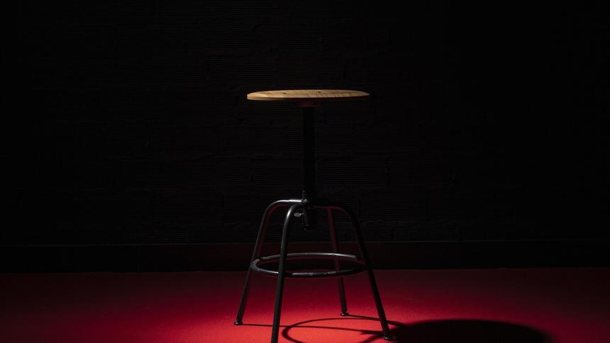 В Тверской области пьяная женщина избила сожителя табуреткой и зарезала его