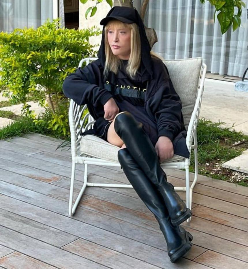 «Дерзкая женщина»: 74-летняя Алла Пугачева оголила бедра и удивила публику своим видом