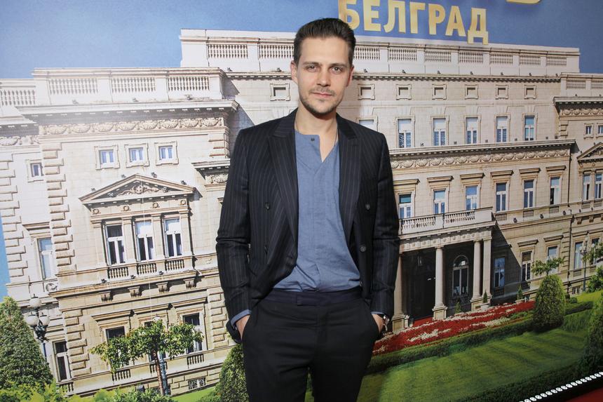 35-летний Милош Бикович купил квартиру в Москве без отделки и назвал ее «серой коробкой»