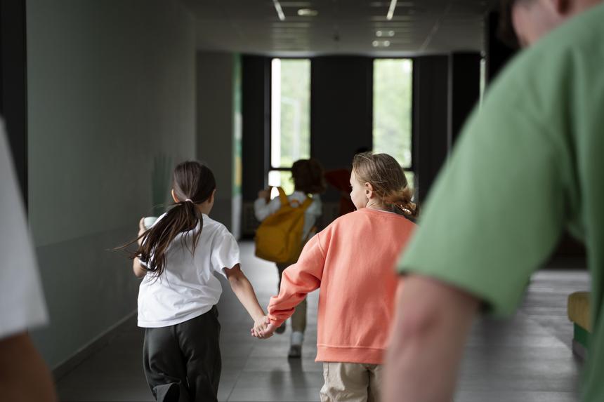 В школе Белграда подросток под действием наркотиков застрелил 8 детей и охранника