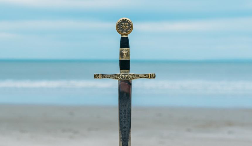 Мужчина сел на остриё штык-ножа времен Великой Отечественной войны