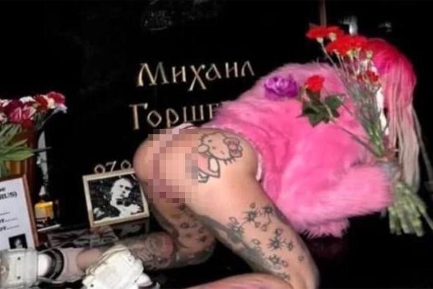 Девушка устроила фотосессию в трусах на могиле Горшка: фанаты «Короля и Шута» в ярости