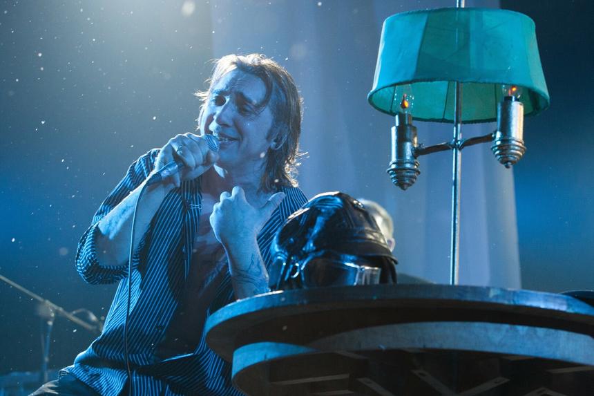 Девушка устроила фотосессию в трусах на могиле Горшка: фанаты «Короля и Шута» в ярости