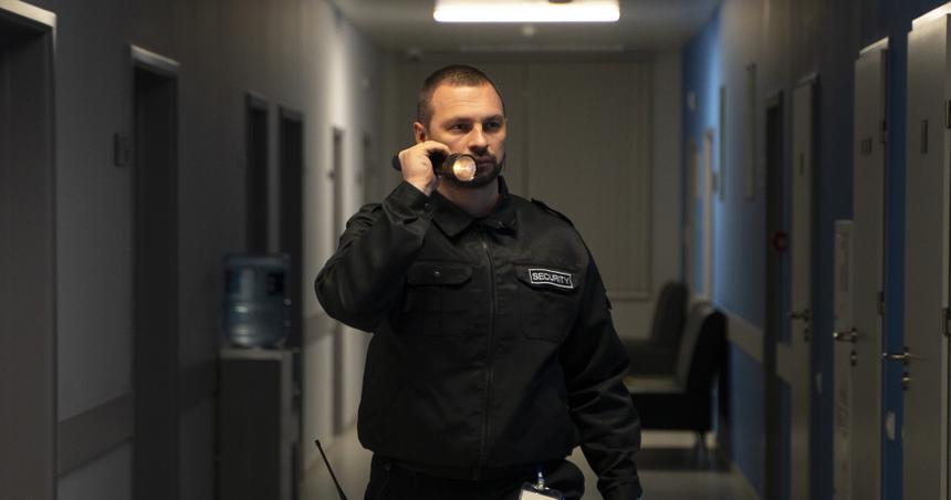 Двое российских полицейских заставили мужчину съесть собственный телефон