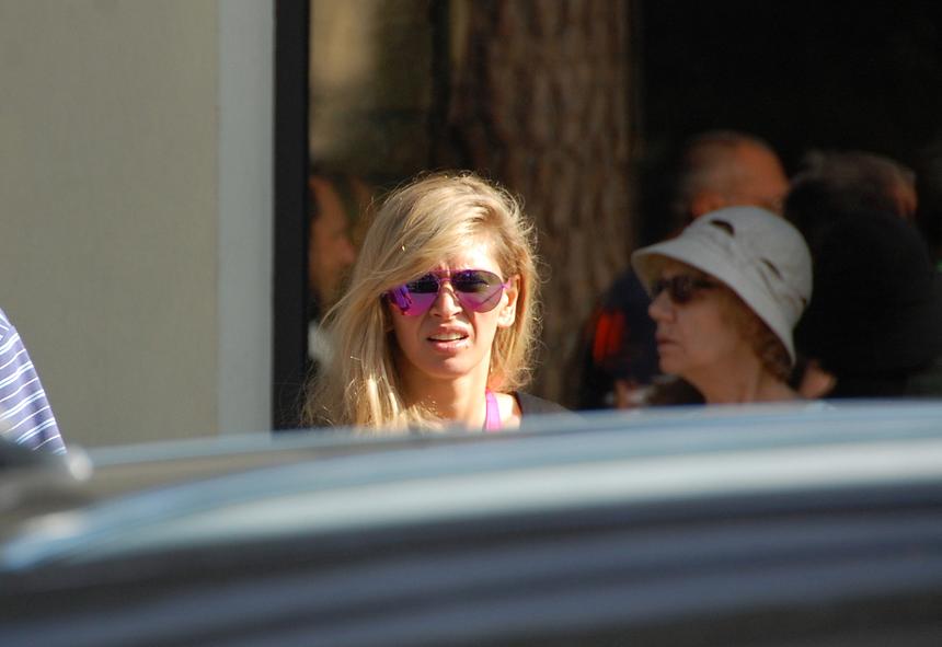 Певица Вера Брежнева публично избавилась от кольца после сообщений о разводе