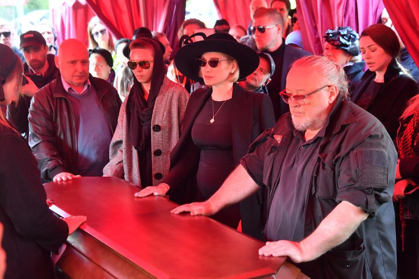 Звезд не пригласили: никто не понял, по какому принципу выбирали гостей на поминки после похорон Зайцева