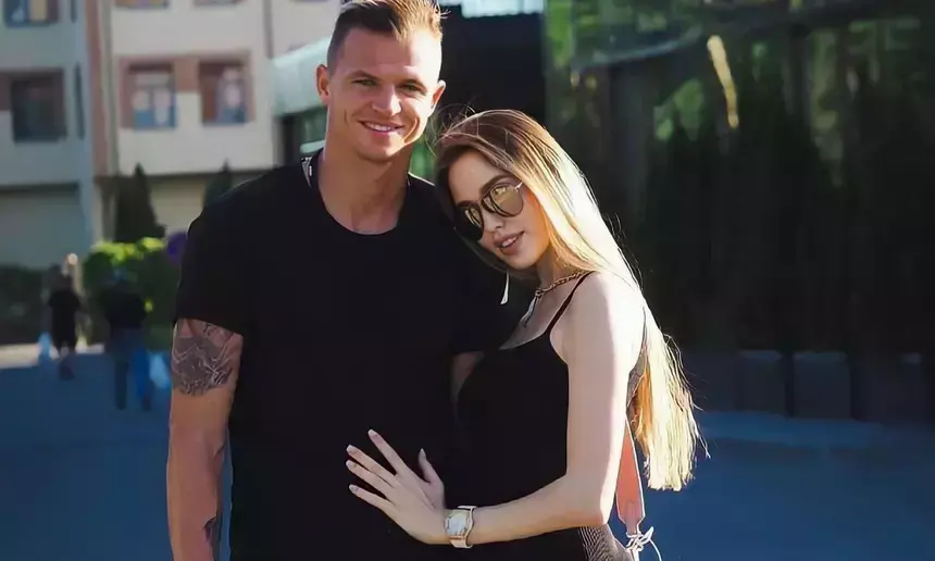 «Пытается удержать мужа»: жена футболиста Тарасова увеличила грудь после критики фигуры