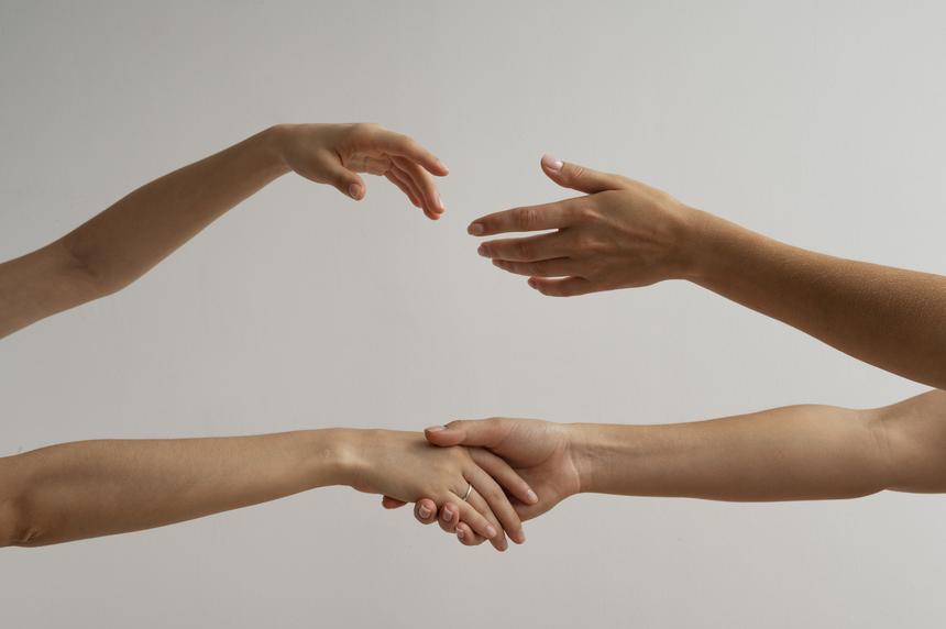 Гладить должен свой: ученые выяснили, откуда у женщин гормон хорошего самочувствия